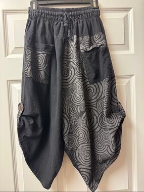 Harem Pants - Three Quarter Pants in Black and Gray